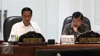 Presiden Joko Widodo bersama Wapres Jusuf Kalla memimpin rapat terbatas di Kantor Presiden Komplek Istana Kepresidenan, Jakarta, Selasa (1/11). Rapat membahas perkembangan pembangunan proyek listrik 35.000 MW. (Liputan6.com/Faizal Fanani)