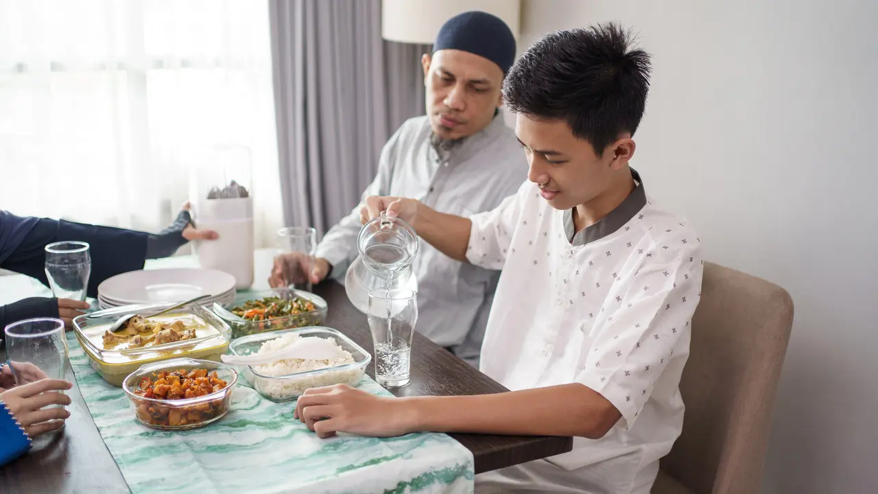 5 Cara Efektif dan Alami Cegah Mual Saat Buka Puasa di Rumah