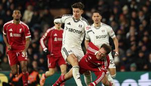 Gelandang Fulham, Tom Cairner, berduel dengan pemain Liverpool, Alexis Mac Allister, pada lanjutan Liga Inggris 2025/2026 di Stadion Craven Cottage, Minggu (4/1/2026) malam WIB. (Adrian Dennis / AFP)