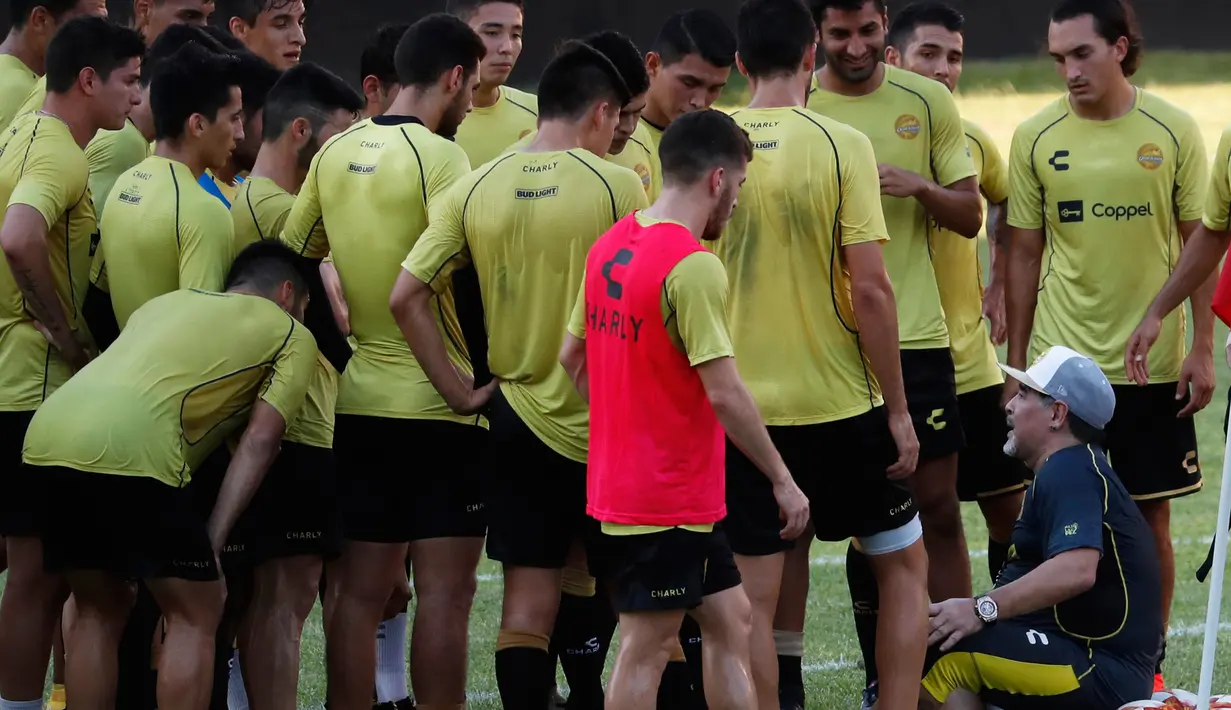 Legenda Argentina, Diego Maradona mengintruksikan pemainnya selama sesi latihan di Stadion Banorte, Meksiko,(10/9). Diego Maradona resmi menjadi manajer Dorados de Sinalo menggantikan Francisco Gamez yang dipecat. (AP Photo/Marco Ugarte)