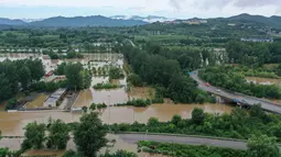 Situasi tersebut juga memaksa pihak berwenang mengevakuasi puluhan ribu orang ke lokasi yang lebih aman. (ADEK BERRY/AFP)