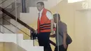 Terdakwa kasus korupsi proyek e-KTP Setya Novanto menuju ruang penyidik untuk menjalani pemeriksaan lanjutan di gedung KPK, Jakarta, senin (26/03). (Merdeka.com/Dwi Narwoko)