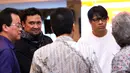 Musisi Armand Maulana dan gitaris Indonesia,Baron berbincang usai acara sosialisasi UU No 28 Tahun 2014 tentang Hak Cipta di Polda Metro Jaya, Jakarta, Kamis (6/10). Sosialisasi dihadiri sejumlah artis, musisi hingga pencipta lagu. (Liputan6.com/Gempur M)