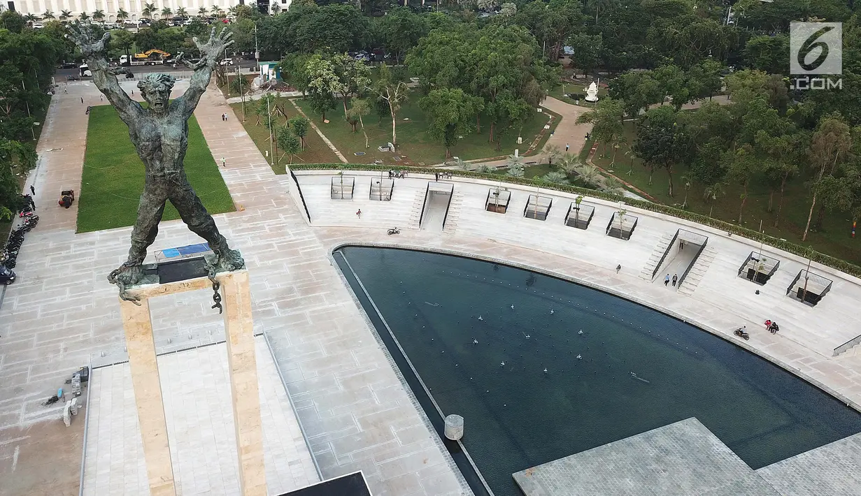 Pemandangan revitalisasi Monumen Pembebasan Irian Barat dari ketinggian di Lapangan Banteng, Jakarta Rabu, (11/4). Revitalisasi ini meliputi pembangunan kolam air mancur, tribun tempat duduk seperti “amphitheater”. (Liputan6.com/Fery Pradolo)