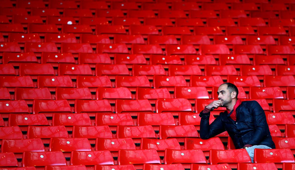 Salah satu Liverpudlian duduk termenung di tribun menyusul kekalahan Liverpool dari Chelsea 0-2 di stadion Anfield, Liverpool, Minggu (27/4/2014). (REUTERS/Darren Staples)