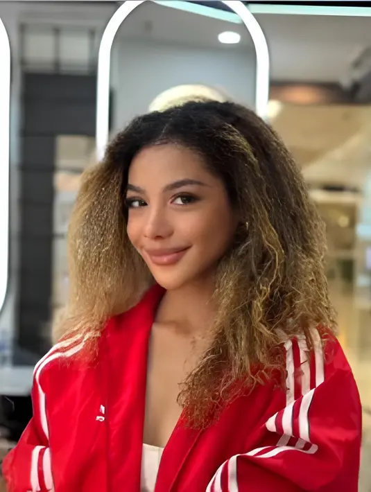 Mengingat sejak jadi aktris, pemain film Pasutri Gaje ini tampil dengan gaya natural rambut keriting. Foto ini sebelum Zsa Zsa mengubah gaya rambutnya (Liputan6.com/IG/@zsazsautari)