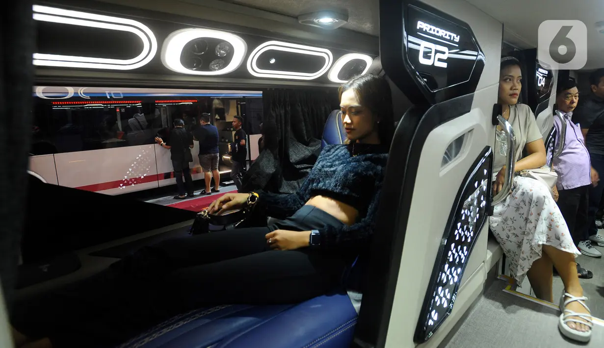 Penumpang akan merasa lebih nyaman di dalam kabin bus karena sistem suspensinya yang canggih. (merdeka.com/Arie Basuki)