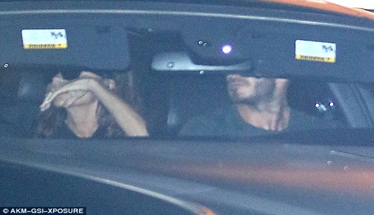 Seperti yang dilansir oleh Dailymail (29/7), Victoria-David Beckham tengah menikmati waktu kencan romantis hanya berdua, tanpa kehadiran keempat anak-anak mereka. Keduanya mengunjungi klub eksekutif di Soho, Malibu. (Dailymail)