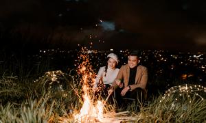 Ilustrasi menikmati malam minggu bersama pacar. (Foto oleh Trung Nguyen: https://www.pexels.com/id-id/foto/cahaya-liburan-pasangan-malam-5086357/)