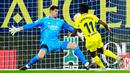 Pemain Villarreal Samuel Chukwueze mencetak gol ke gawang Real Madrid yang dijaga kiper Thibaut Courtois pada pertandingan sepak bola babak 16 besar Copa del Rey di Stadion La Ceramica, Villarreal, Spanyol, 19 Januari 2023. Real Madrid mengalahkan Villarreal dengan skor 3-2. (AP Photo/Jose Breton)