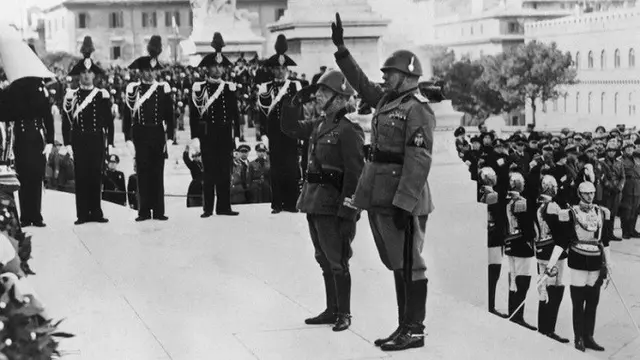 Benito Mussolini dan Raja Victor Emmanuel III