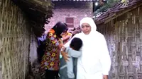 Mensos Khofifah Indar Parawansa menyalurkan bansos program rehabilitasi Rumah Tinggal Layak Huni (Rutilahu) di Pasuruan, Jawa Timur. (Liputan6.com/Dian Kurniawan)