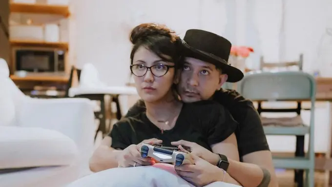 6 Potret Manis Ryan Delon dan Sharena, Bak Pasangan Muda