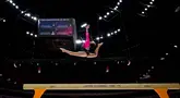 Pesenam putri Italia Chiara Barzasi tampil pada kualifikasi nomor balok keseimbangan Kejuaraan Dunia Gimnastik 2025 di Indonesia Arena, Jakarta, Selasa (21/10/2025). (BAY ISMOYO/AFP)