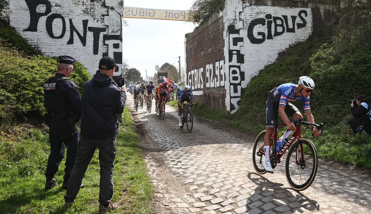 Pebalap Alpecin-Deceuninck, Mathieu Van der Poel memacu sepedanya saat ajang balap sepeda Paris Roubaix 2023 yang menempuh Compiegne hingga Roubaix, Prancis utara, 9 April 2023. (AFP/Anne-Christine Poujoulat)