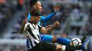 Pemain Newcastle United, DeAndre Yedlin (kiri) berebut bola dengan pemain Arsenal, Pierre-Emerick Aubameyang pada lanjutan Premier League di St James' Park, Newcastle, (15/4/2018). Newcastle menang 2-1. (AFP/ Lindsey Parnaby)
