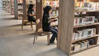 Pengunjung membaca buku di Perpustakaan Umum Daerah Provinsi DKI Jakarta, Taman Ismail Marzuki, Cikini, Jakarta Pusat, Senin (27/6/2022). Setelah rampung direvitalisasi, Perpustakaan Umum Daerah Provinsi DKI Jakarta akan kembali dibuka pada Juli mendatang. (merdeka.com/Iqbal S. Nugroho)
