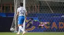Namun usaha Fitrul Dwi Rustapa sia-sia. Fitrul tidak dapat menjangkau bola dan gol indah ini menjadi gol pembuka di laga yang digelar tanpa penonton. (Bola.com/Bagaskara Lazuardi)