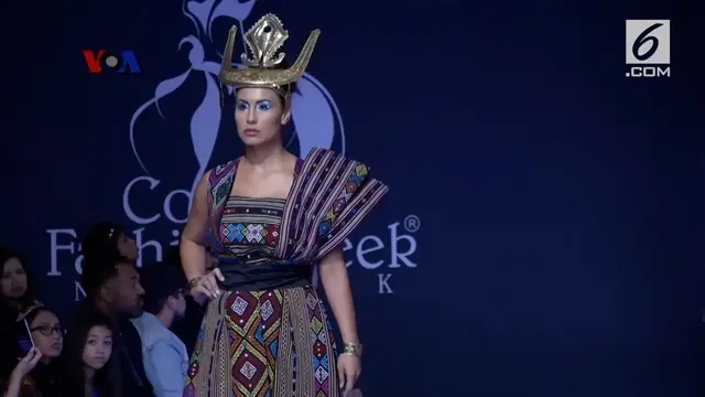 Kain tenun khas Indonesia mencuri perhatian di New York Fashion Week 2017. Penampilan khas kain ini ternyata disukai undangan yang datang.