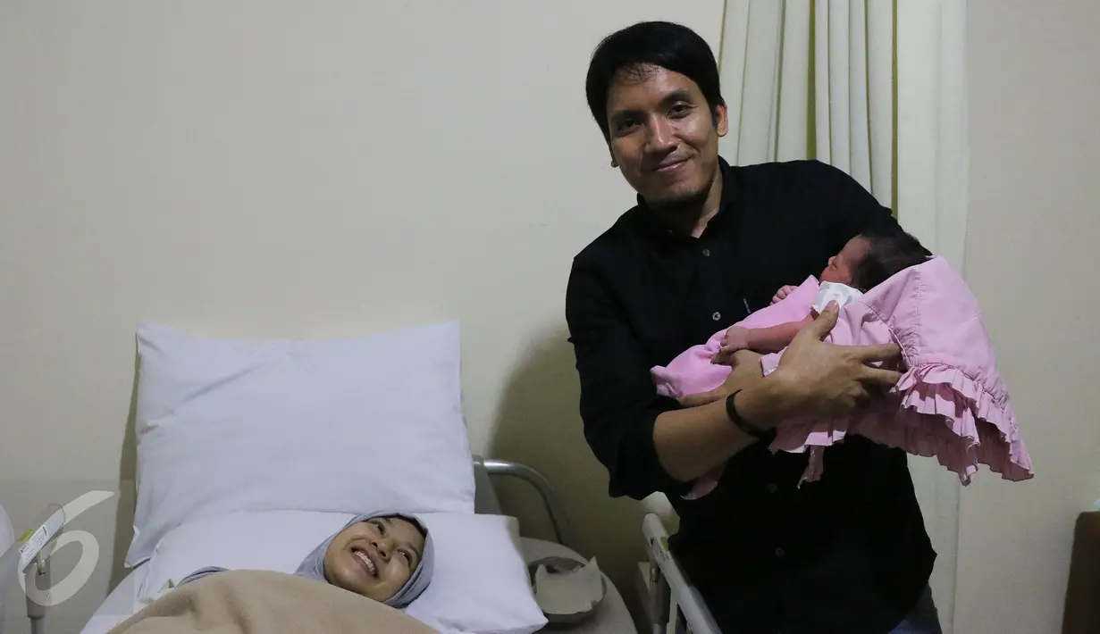 Desta menggendong buah hatinya yang baru dilahirkan sang istri, Natasha Rizki saat jumpa pers di RS kawasan Panglima Polim, Jakarta, Rabu (13/7). Natasha Rizki melahirkan anak keduanya ini melalui persalinan caesar. (Liputan6.com/Herman Zakharia)