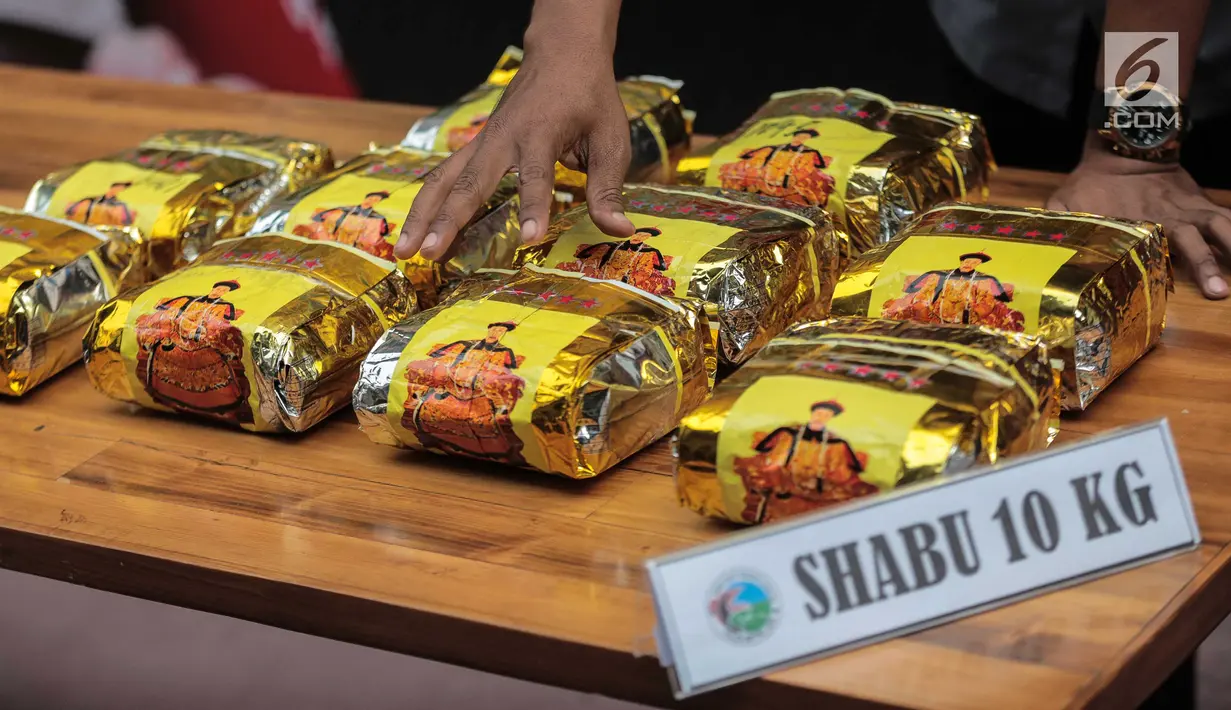 Barang bukti sabu dihadirkan saat rilis kasus narkoba jaringan Malaysia-Jakarta di Ditresnarkoba Polda Metro Jaya, Jakarta, Kamis (8/8/2019). Ditresnarkoba Polda Metro Jaya berhasil menyita 10 kilogram sabu. (Liputan6.com/Faizal Fanani)