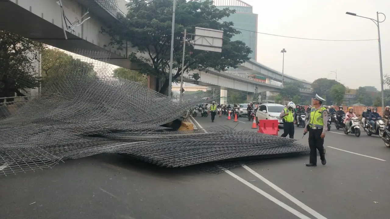 Truk Terguling di Tomang, Besi 30 Ton Berserakan Tutup Akses Tol Kebon Jeruk