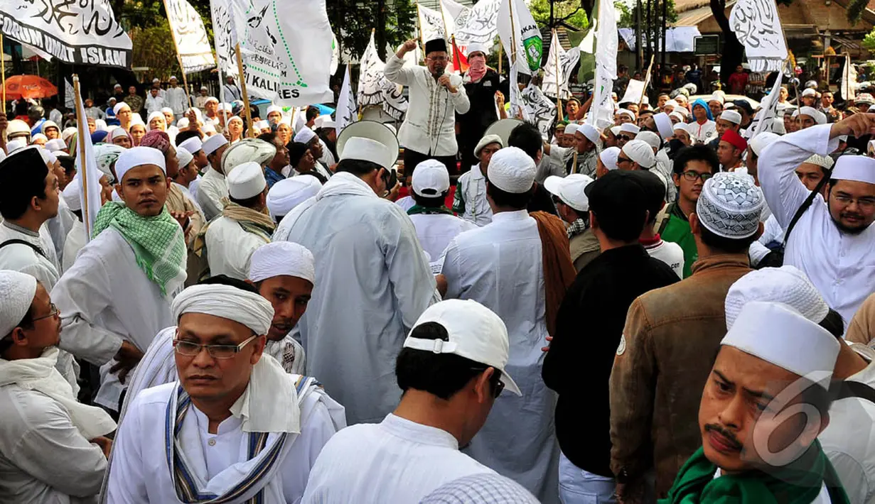 Massa Front Pembela Islam (FPI) dan Forum Umat Islam (FUI) kembali berdemo di depan Gedung DPRD DKI, Jakarta, (17/10/14). (Liputan6.com/Johan Tallo)