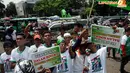 Warga PPP yang melakukan kampanye umum terbuka di Tugu Proklamasi Jakarta juga membawa pamflet yang berisi ajakan untuk hidup rukun tanpa membedakan SARA (Liputan6.com/Helmi Fithriansyah)