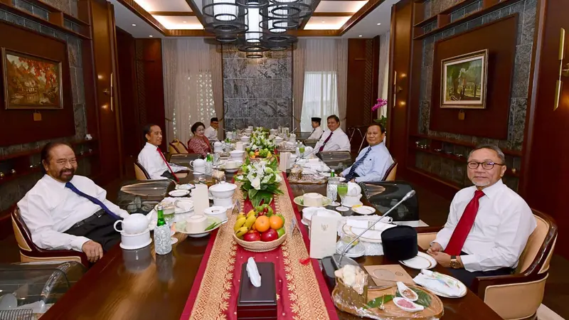 Presiden Jokowi bersama para ketua umum partai politik koalisi pemerintah di Istana Kepresidenan Jakarta, Rabu (15/6/2022) jelang reshuffle kabinet