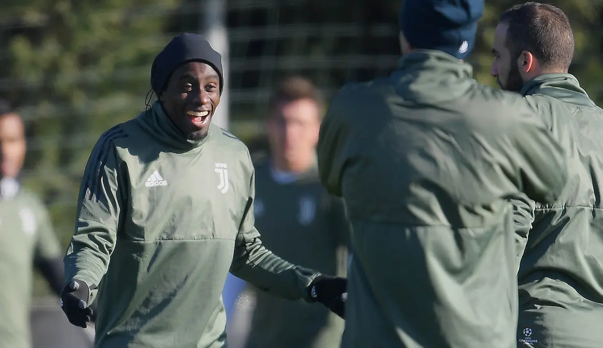 Gelandang Juventus, Blaise Matuidi, Saat mengikuti sesi latihan jelang laga Liga Champions di Training Center Juventus, Minggu (3/12/2017). Juventus akan berhadapan melawan Olympiakos. (AFP/Marco Bertorello)