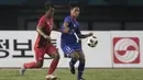 Gelandang Timnas Indonesia, Febri Hariyadi, berebut bola dengan pemain Taiwan pada laga Grup A Asian Games di Stadion Patriot, Jawa Barat, Minggu (12/8/2018). (Bola.com/Vitalis Yogi Trisna)