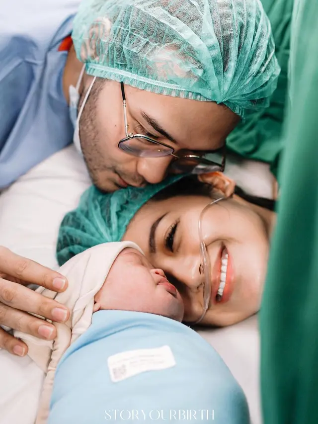 Sylvia Fully melahirkan anak ketiga (Foto: Instagram @sylvia_fully88 @storyourbirth)