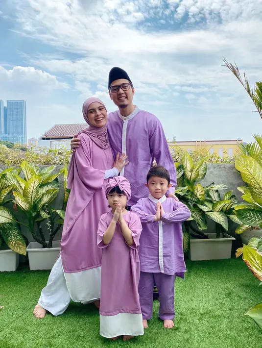 Soal fashion, keluarga Nycta Gina dan Rizky Kinos memiliki selera yang keren. Saat merayakan Hari Raya Idul Adha, keluara ini tampil dengan gamis cerah berwarna ungu. (Instagram/missnyctagina)