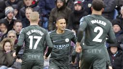 Para pemain Manchester City merayakan gol  Danilo (tengah) saat melawan Burnley pada lanjutan Premier League di Turf Moor  Stadium, Burnley, (3/2/2018). Burnley tahan Manchester City 1-1. (Richard Sellers/PA via AP)