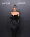 Kylie Jenner jelas menjadi pusat perhatian dengan penampilannya kali ini. Luar biasa dalam balutan gaun Mugler berwarna hitam, Kylie Jenner mengenakan head-piece dan gloves yang senada dengan off-the-shoulder dress-nya.