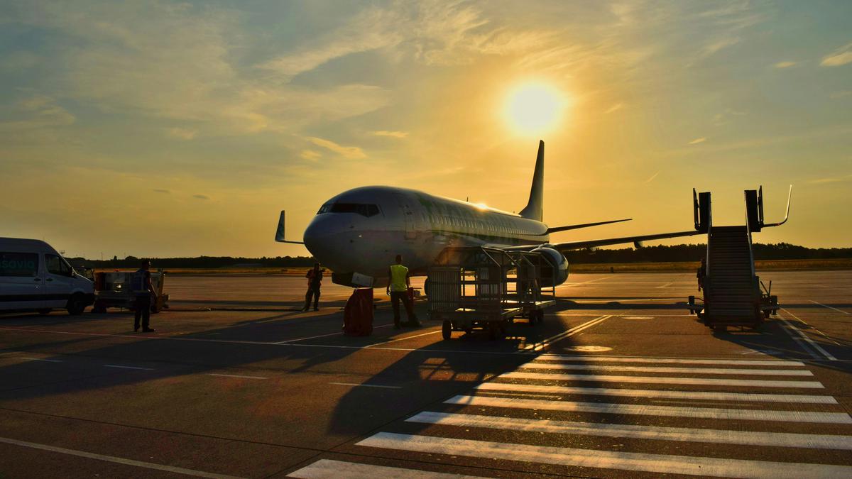 6 Landasan Pacu Bandara Terunik di Dunia, dari Tepi Pantai hingga di Antara Lapangan Golf