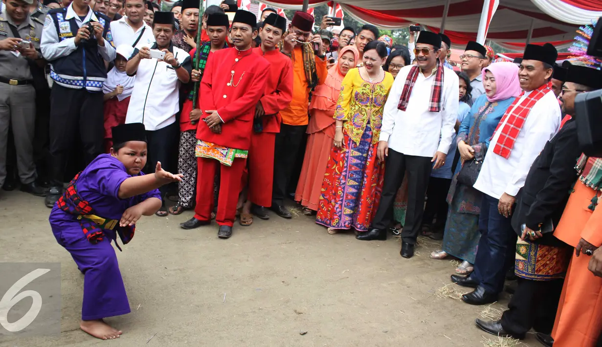 Wakil Gubernur DKI Jakarta Djarot Saiful Hidayat melihat Aksi pendekar cilik dalam acara palang pintu Lebaran Betawi di Lapangan Banteng, Jakarta (22/08/15). Palang pintu adalah kesenian Tradisonal Betawi. (Liputan6.com/Gempur M Surya)
