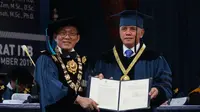 Rektor ITB Prof. Kadarsah Suryadi memberikan gelar Doktor Honoris Causa untuk Hatta Rajasa. (Liputan6.com/Huyogo Simbolon)
