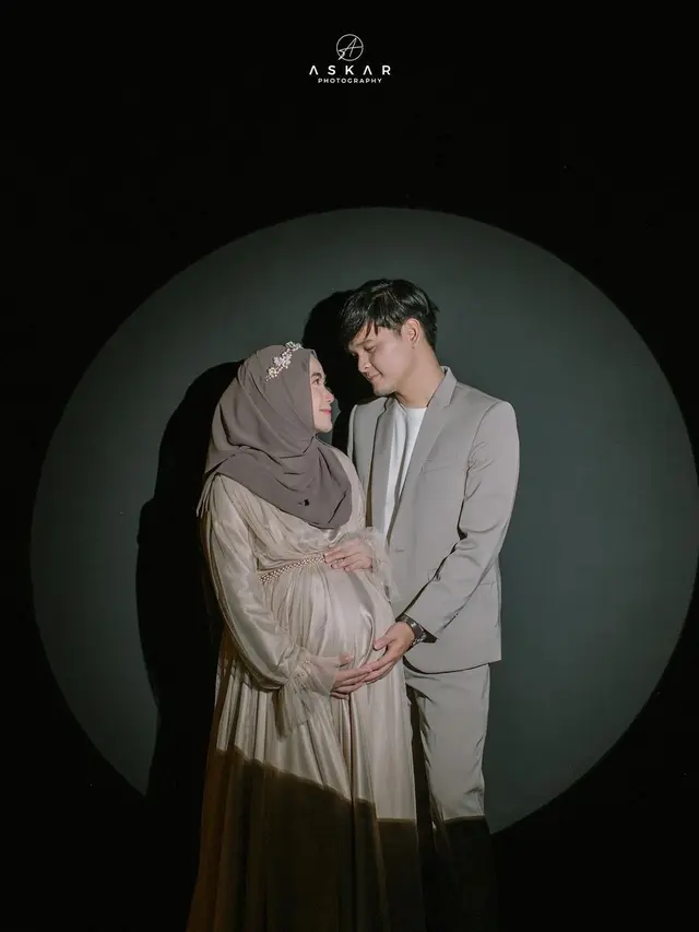 8 Gaya Maternity Shoot Anisa Rahma dan Anandito, Tampil Menawan