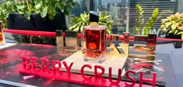 Rumah kecantikan YSL Beauty kembali memperluas lini ikonik Libre lewat varian terbaru, Libre Berry Crush. Parfum ini hadir dengan karakter yang terasa lebih fresh, manis, dan playful, namun tetap mempertahankan DNA bold feminin khas Libre yang sudah dikenal. (foto/dok: fimela.com/adindawardhani)