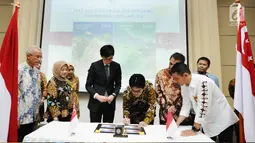  Dirjen Penyelenggaraan Pos dan Informatika, M Ramli bersama Director of Mission Singapore, Jonathan Han menandatangani perangko bersama di Jakarta, Kamis (7/9). Ini bagian perayaan 50 tahun hubungan Indonesia-Singapura. (Liputan6.com/Helmi Fithriansyah)