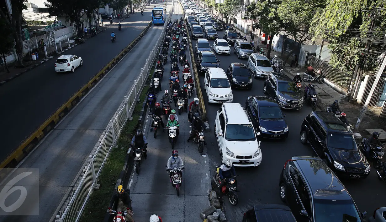 Sejumlah kendaraan bermotor nekat menerobos jalur Busway dikawasan Mampang, Jakarta, Senin (18/4/2016). Para penerobos memanfaatkan jalur busway agar terhindar dari macet. (Liputan6.com/Faizal Fanani)