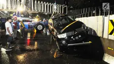 Petugas mengevakuasi mobil pajero yang menabrak pagar pembatas pembangunan proyek  stasiun Mass Rapid Transit (MRT) di belakang Polda Metro Jaya, Jakarta, Jumat (25/1). Tidak ada korban jiwa dalam kecelakaan tunggal tersebut. (Merdeka.com/Dwi Narwoko)