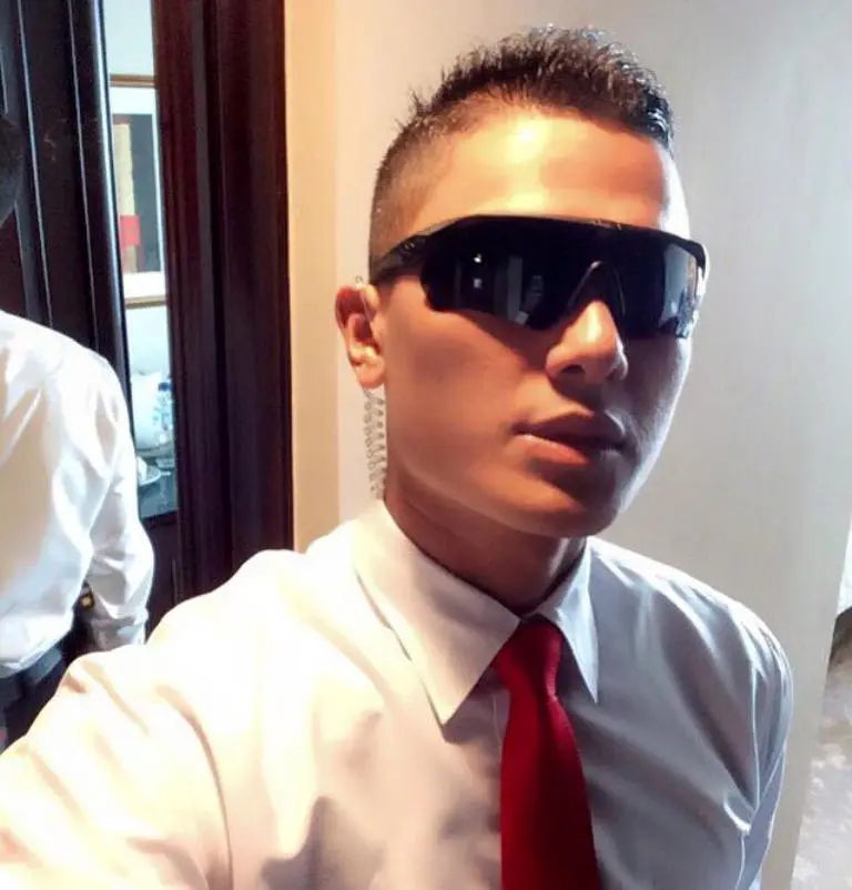 Style Daniel Darryan Paspampres Jokowi yang ganteng. (Sumber foto: Daniel Darryan/Facebook)