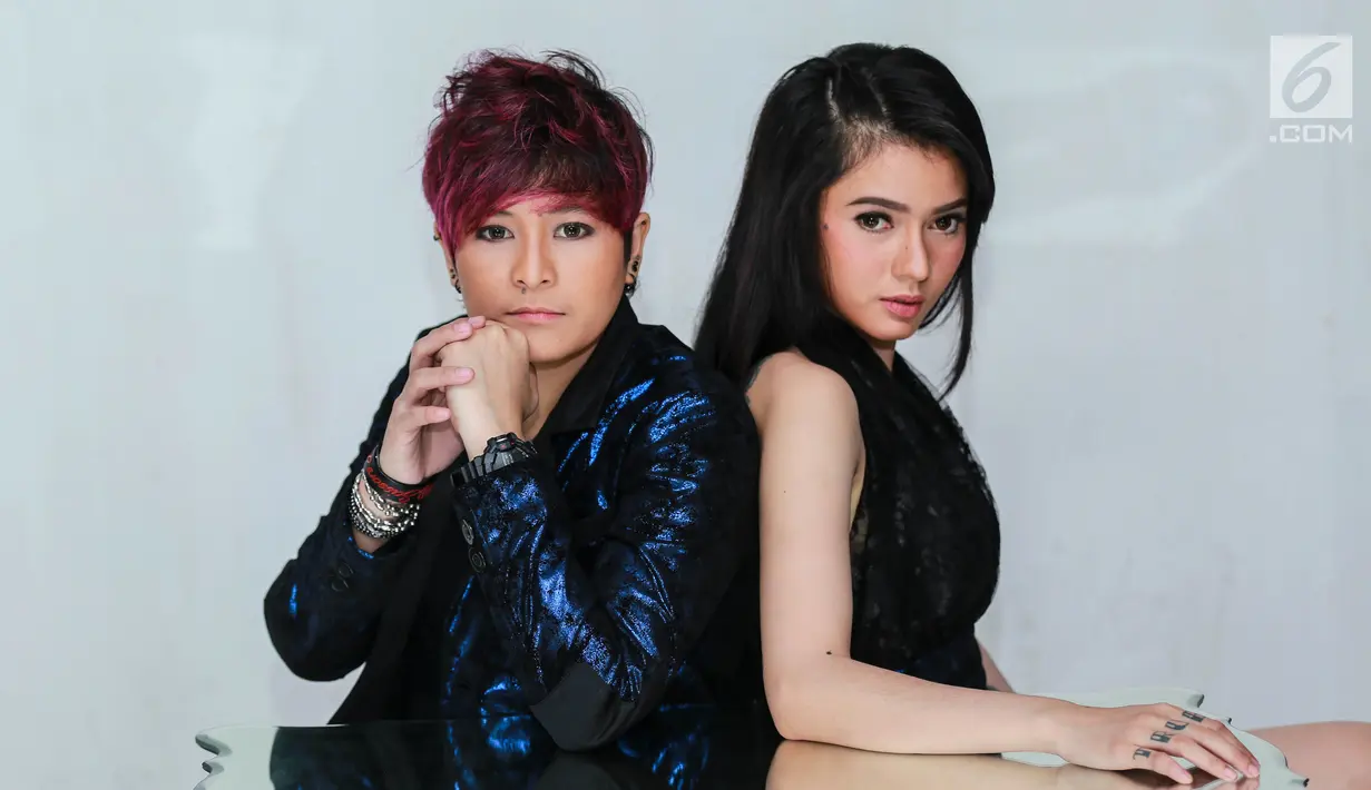 Gaya musikus Mitha The Virgin bersama DJ Citra Anidya Pratiwi di Jakarta, Selasa (20/3). Mitha mengaku lagu berjudul Move On Dong merupakan ciptaan mereka berdua. (Liputan6.com/Faizal Fanani)