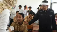 Bupati Purwakarta Dedi Mulyadi saat sidak siswa perokok. (Abramena/Liputan6.com)