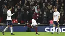 Pemain West Ham United, Pedro Obiang (tengah) merayakan golnya ke gawang Tottenham Hotspur pada lanjutan Premier League di Wembley Stadium, London, (4/1/2018). Spurs bermain imbang 1-1 kontra West Ham. (AFP/Glyn Kirk)