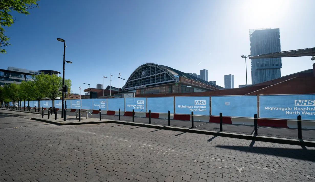 Pemandangan pusat konferensi Manchester Central yang dialihfungsikan menjadi rumah sakit lapangan bernama NHS Nightingale Hospital North West untuk membantu memerangi wabah COVID-19 di Manchester, Inggris, 13 April 2020. Rumah sakit itu dapat menampung hingga 750 pasien. (Xinhua/Jon Super)
