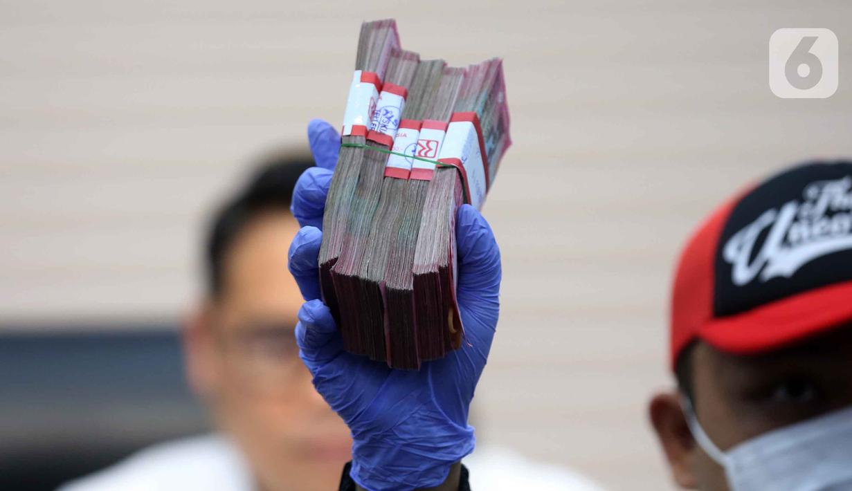 Di antara lima tersangka yang ditahan KPK, tiga di antaranya merupakan pejabat di lingkungan Pengadilan Negeri (PN) Depok. Tampak dalam foto, petugas menunjukkan uang barang bukti hasil Operasi Tangkap Tangan (OTT) terduga pelaku tindak pidana korupsi terkait penerimaan atau janji dalam pengurusan sengketa lahan di Pengadilan Negeri Depok di gedung Merah Putih Komisi Pemberantasan Korupsi (KPK), Jakarta, Jumat (6/2/2026). (Liputan6.com/Helmi Fithriansyah)