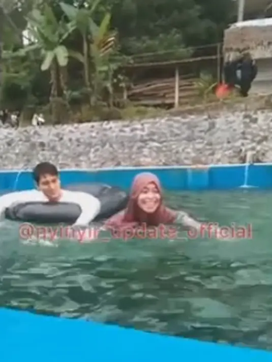 Lesti bahkan tak menggunakan polesan makeup di wajahnya. [Foto: nyinyir_update_official]